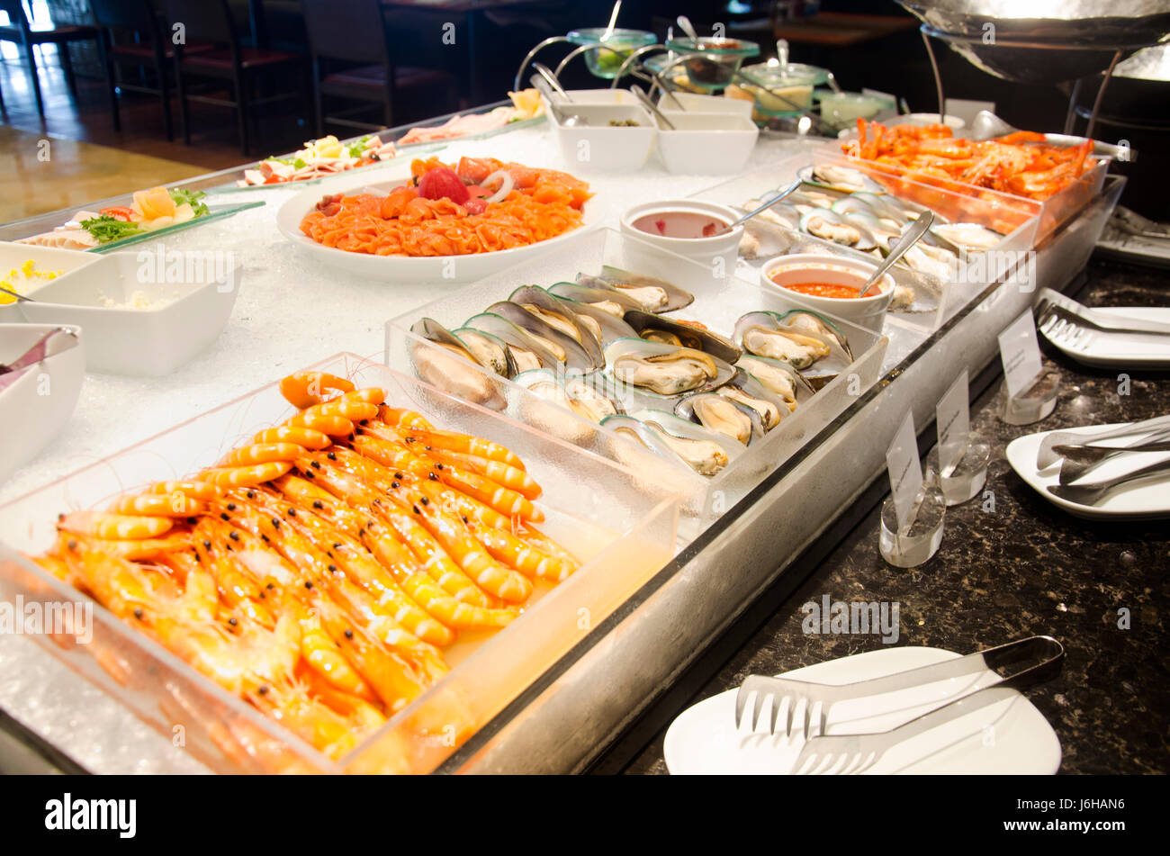 Gastronomía de mariscos en línea servicio buffet de comida para las  personas que sirven en el restaurante del hotel en Tailandia Fotografía de  stock - Alamy