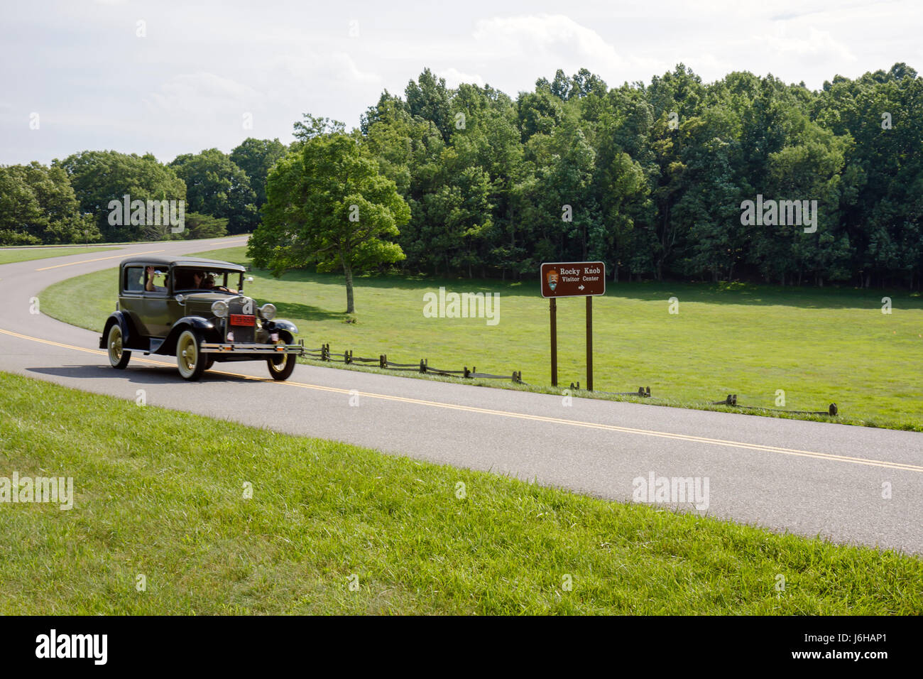 Blue Ridge Parkway Virginia,Montañas Apalaches,Rocky Knob,coche antiguo,Modelo A Ford,señal,carretera,campo de hierba,VA090621068 Foto de stock