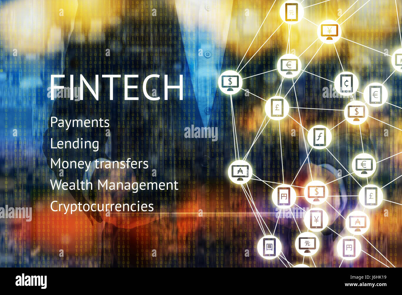 Fintech tecnología financiera y el concepto de e-commerce. Traje de hombre sosteniendo tablet.monedas del mundo firmen en móviles, PC y Peer-to-peer con icono Foto de stock