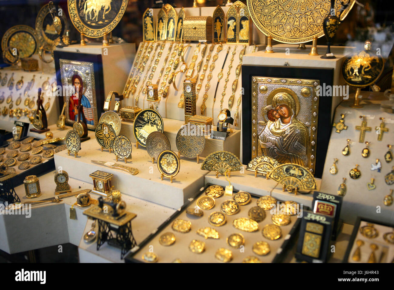 España símbolos religiosos recuerdos artesanías joyas de oro Toledo Toledo  Castilla-la Fotografía de stock - Alamy