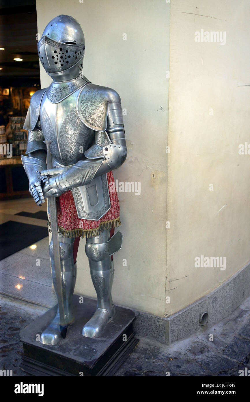 España,,armadura,caballero medieval,orfebrería,Toledo,Toledo,armaduras  medievales,ciudad medieval Fotografía de stock - Alamy