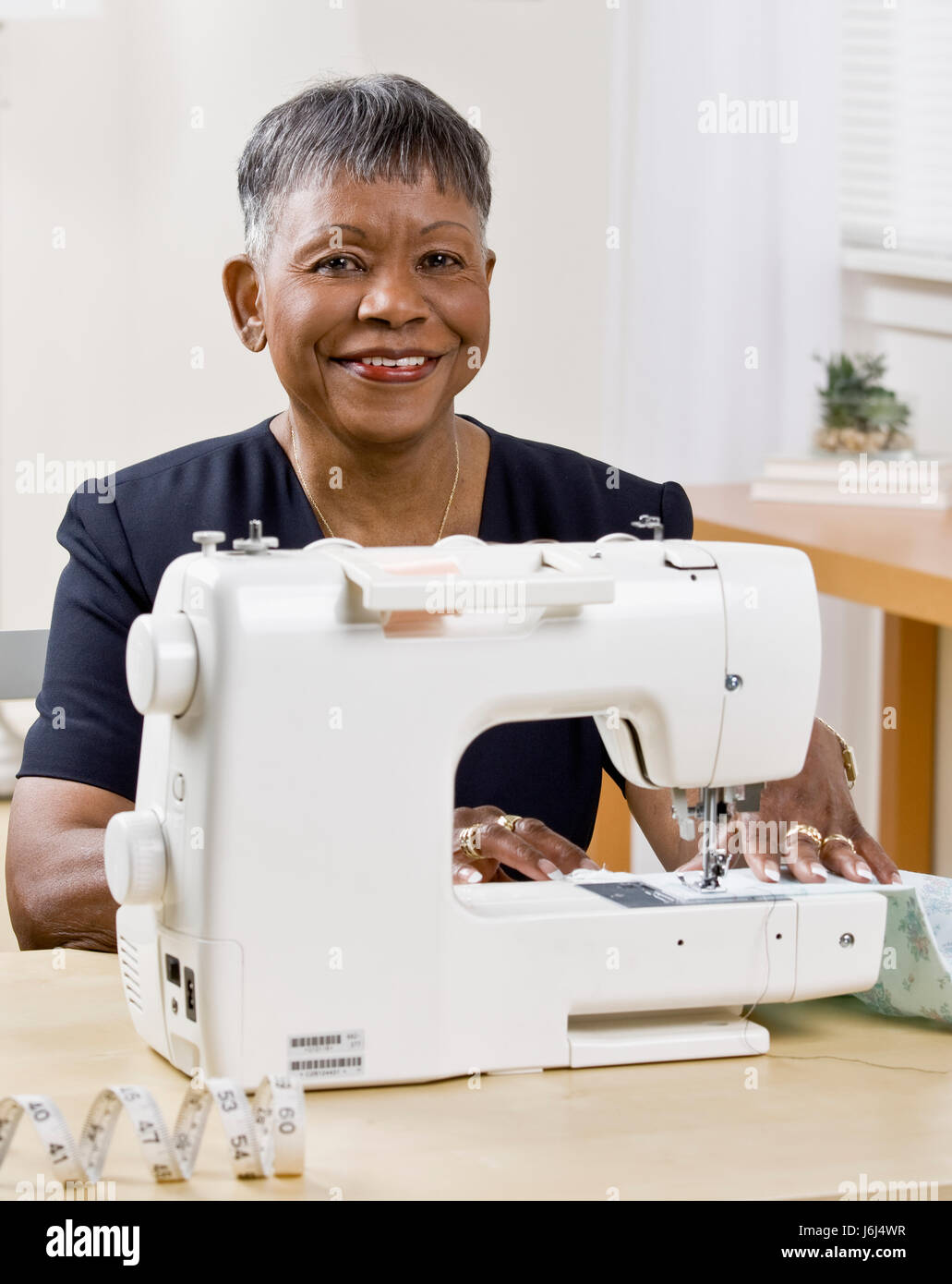 Mujer reír se ríe riendo twit risita sonrisa sonriendo risas risueñamente Foto de stock