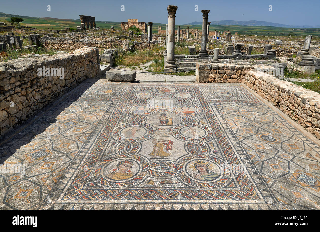 Dentro del mosaico Gordion Palace, la casa de Dionisio, en la excavación romana de Volubilis, Marruecos, África Foto de stock