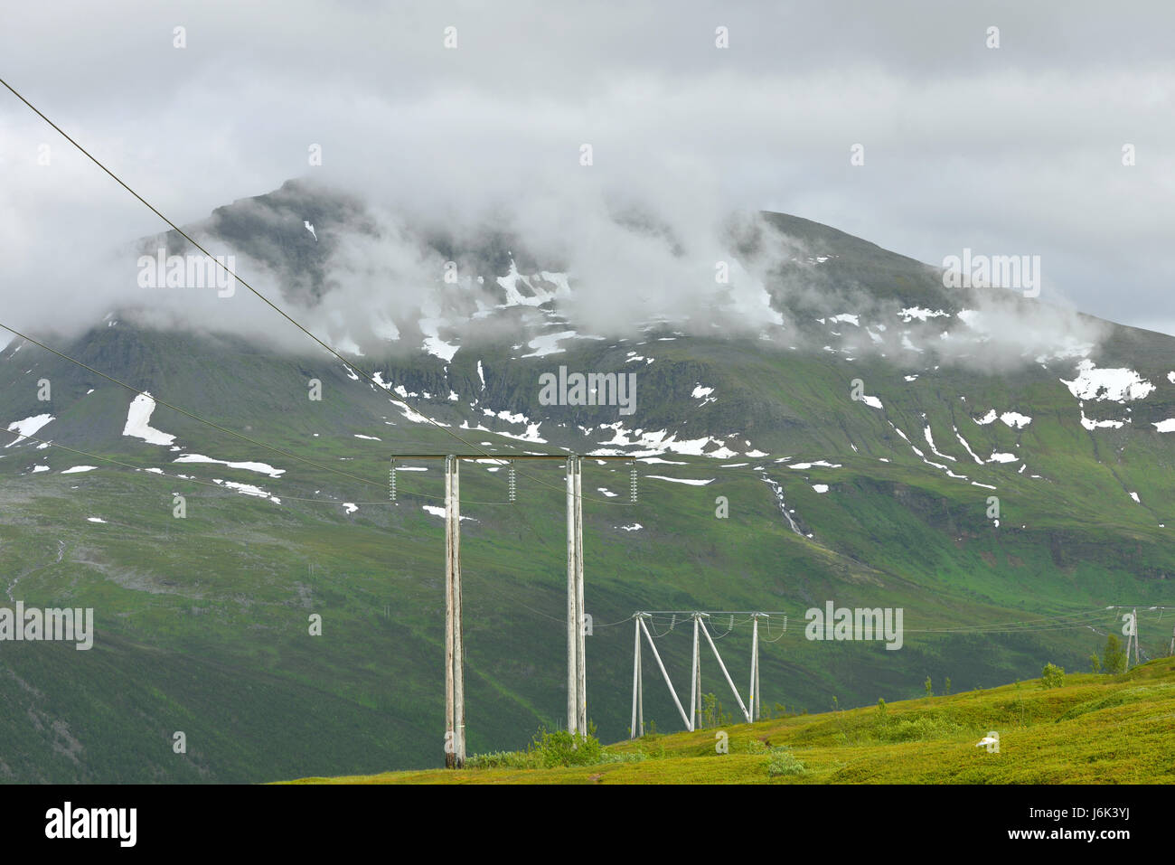 Power Tower o torre de transmisión de electricidad (Pilón) en las montañas del norte de Noruega Foto de stock