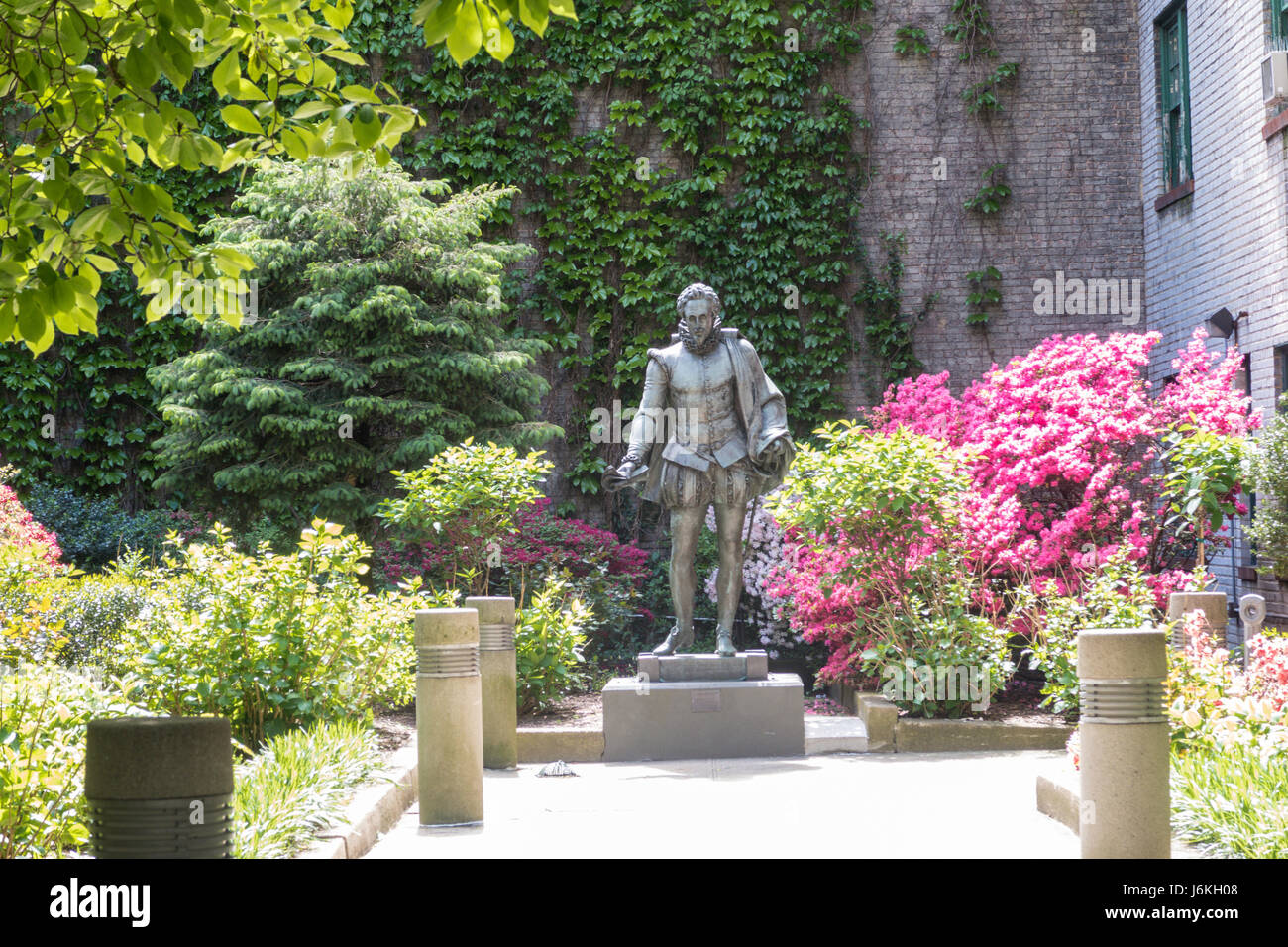 Estatua de Miguel de Cervantes Saavedra, "Willy's Garden", NYU, NYC