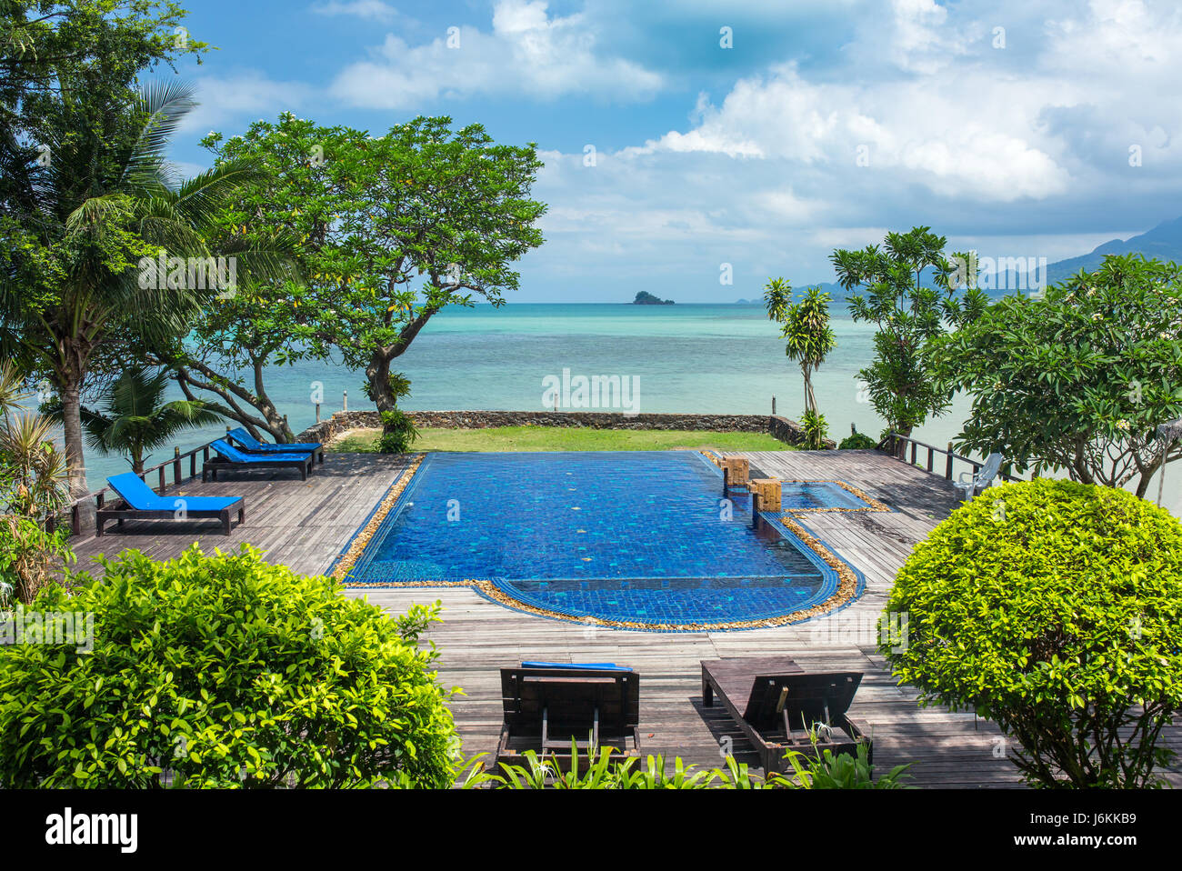 Jacuzzi exterior en la villa de lujo, Koh Chang, Tailandia Fotografía de  stock - Alamy