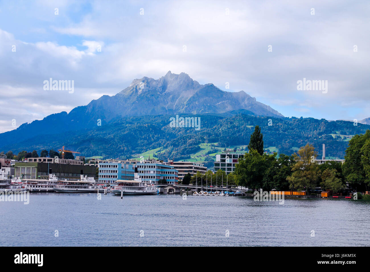 Monte Pilatus en Lucerna, Suiza. En el verano. El lago de Lucerna. Foto de stock