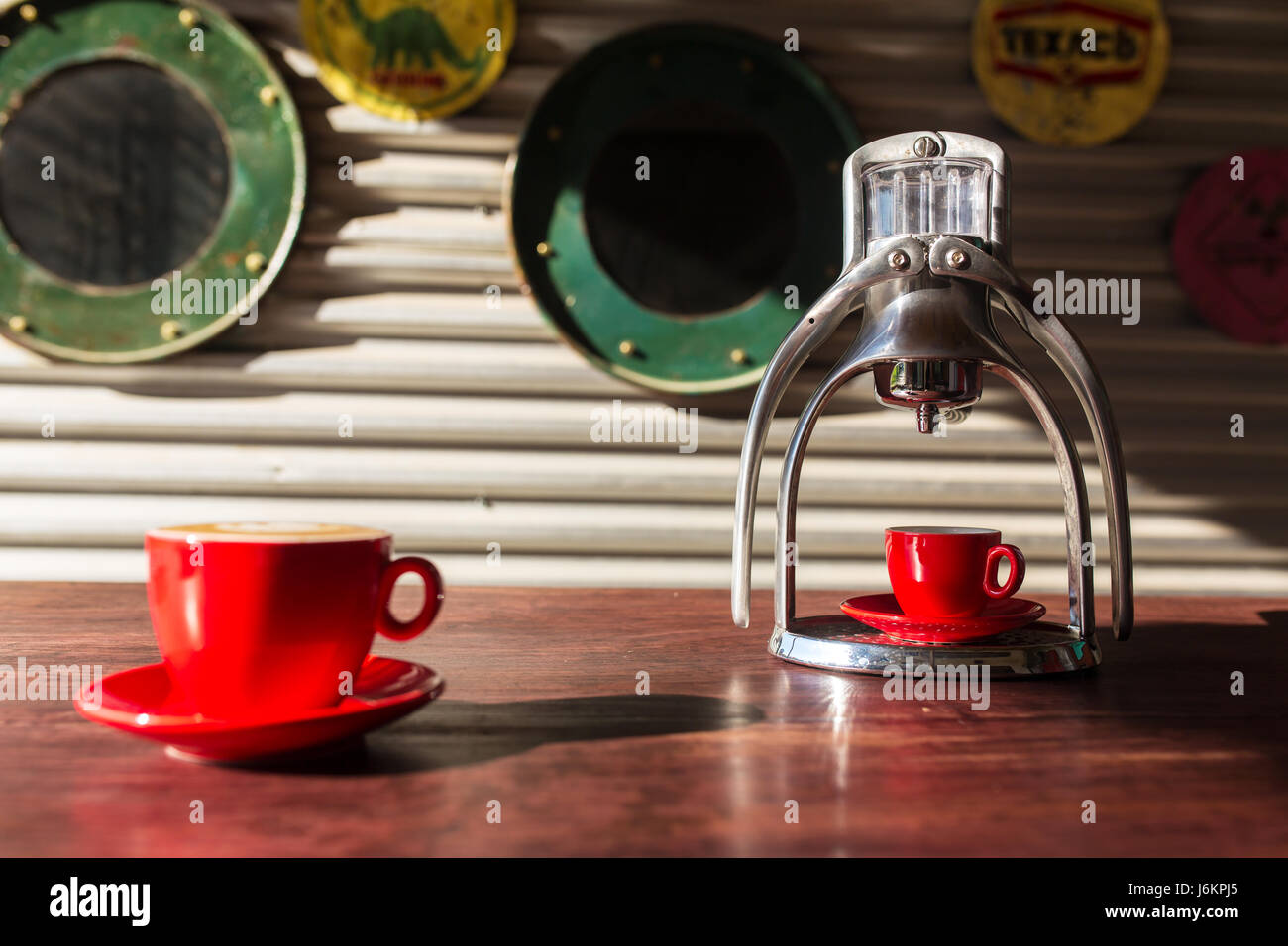 Cafetera manual de cristal con filtro y café recién hecho en el interior  sobre una mesa de madera Fotografía de stock - Alamy