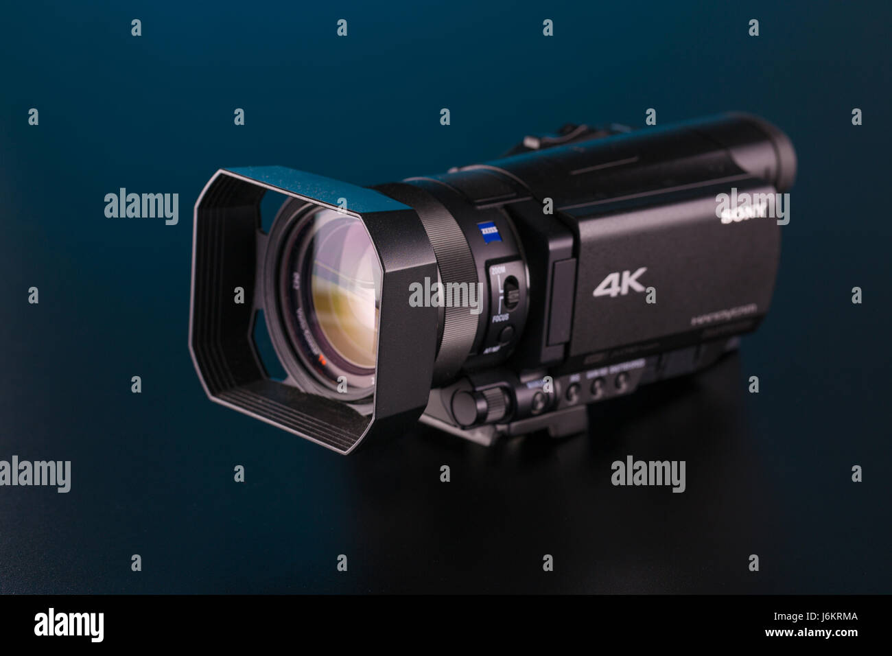 BERLIN, ALEMANIA - 06 de junio de 2016: AX100 videocámara Handycam Fotografía de stock - Alamy