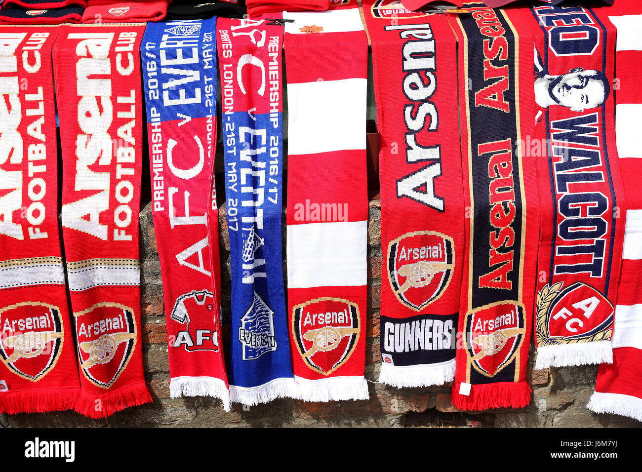 Arsenal bufandas la venta antes de la Premier League en Emirates Stadium de Londres Fotografía de stock - Alamy