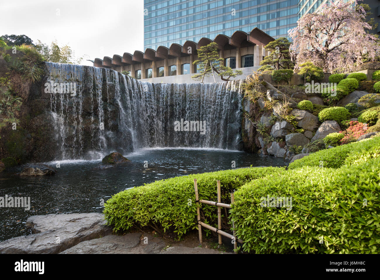 New Otani Hotel jardines japoneses.típico jardín japonés en el centro de Tokio. Foto de stock
