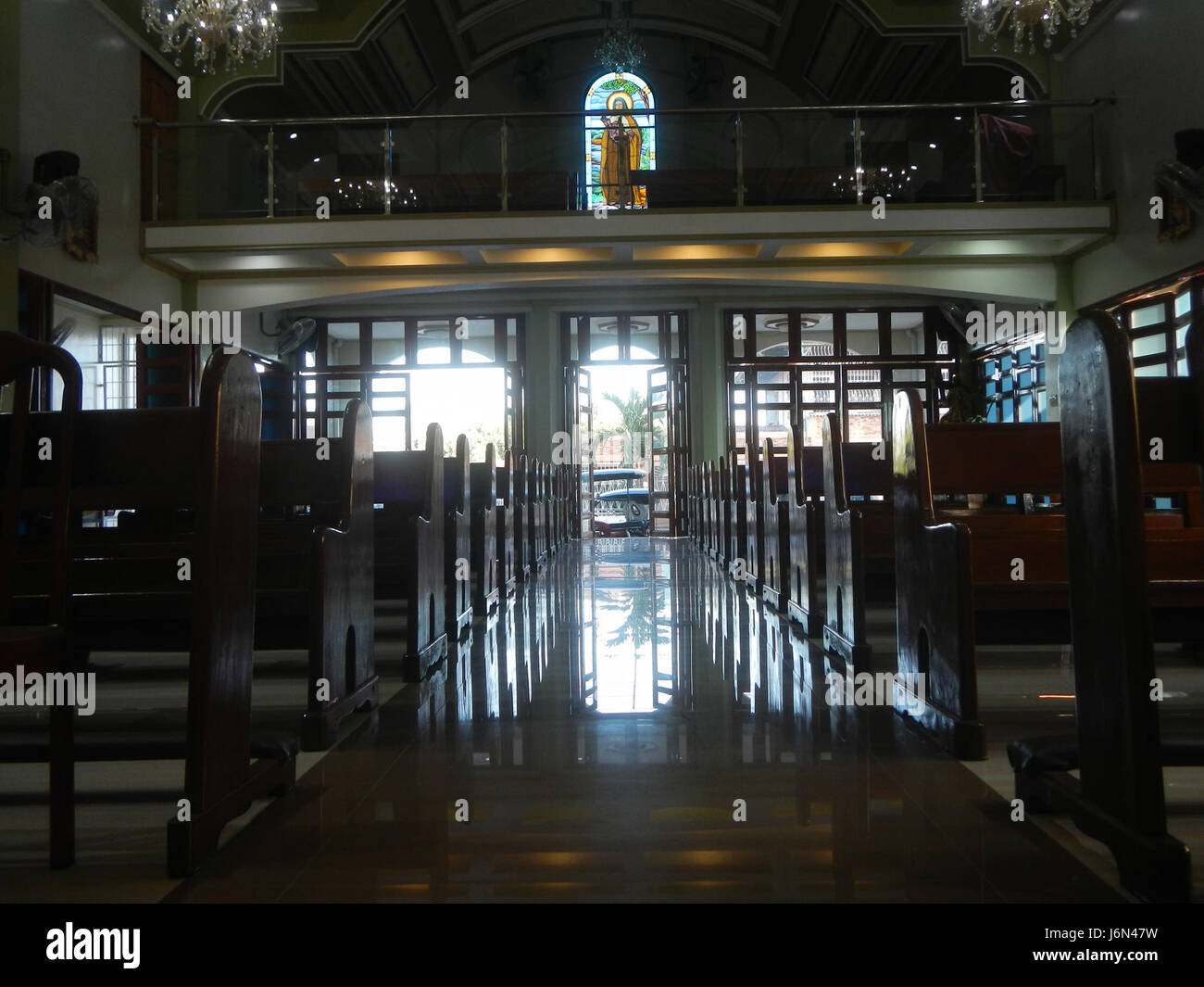 06366 Interior de la Bisita ni Santa Teresita ng Batang Hesus Manggahan Santa Maria Bulacan 13 Foto de stock