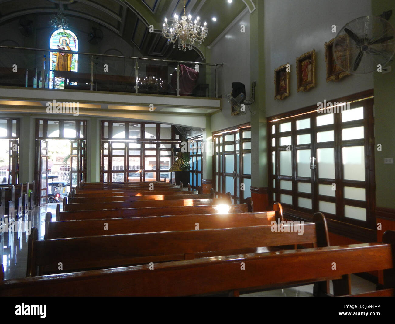 06434 Interior de la Bisita ni Santa Teresita ng Batang Hesus Manggahan Santa Maria Bulacan 13 Foto de stock