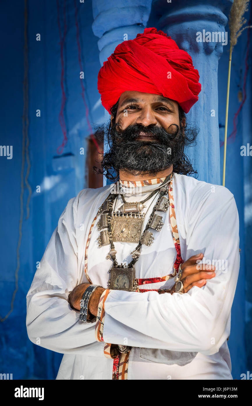 Hombre de Rajasthan vestida con ropa tradicional de la India, Jodhpur,  Rajasthan, India Fotografía de stock - Alamy