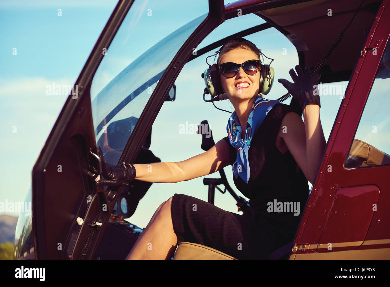Mujer atractiva piloto sentado en el helicóptero Foto de stock