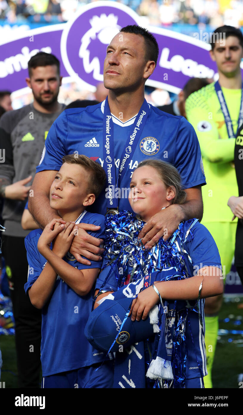 Chelsea John Terry con sus hijos Georgie John (izquierda) y Summer Rose después de la Premier League en Stamford Bridge, Londres. Foto de stock