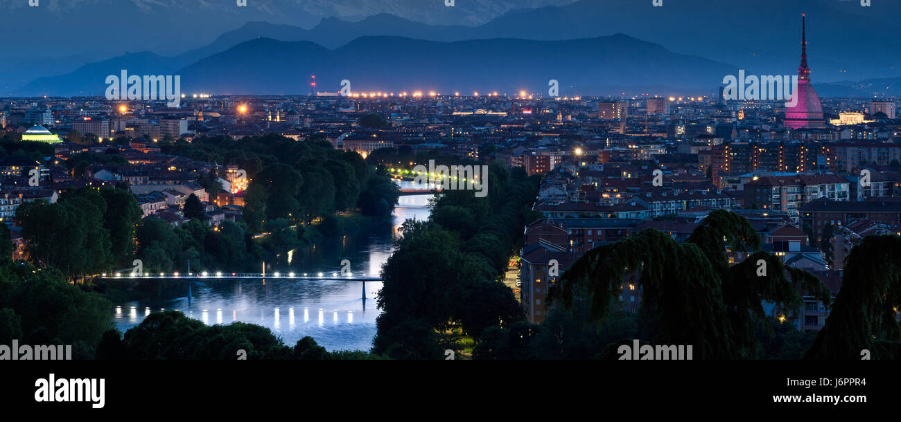 Ciudad de Turín panorama con el río Po y crepúsculo Foto de stock