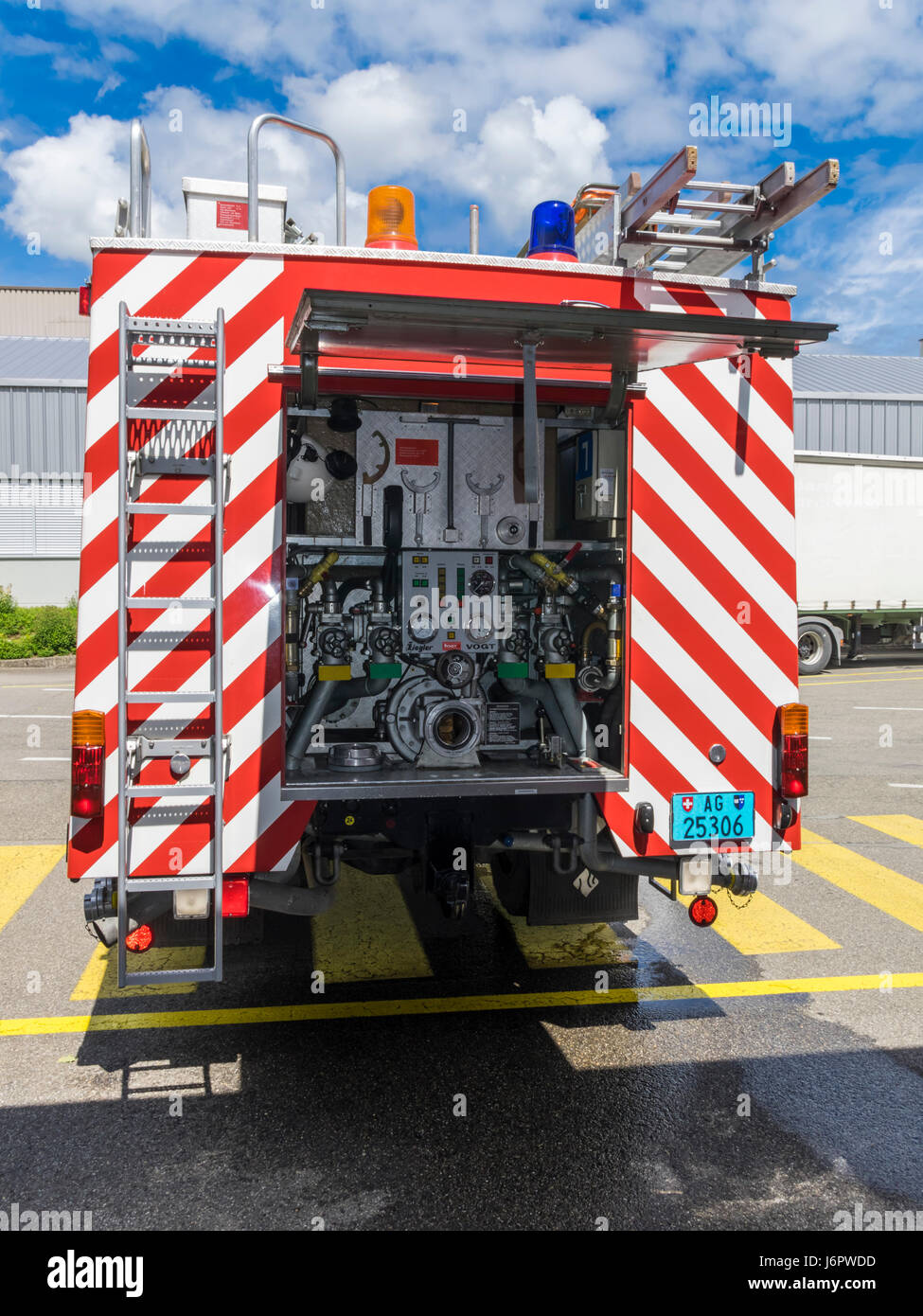 Mercedes Benz 1428AF licitación para agua de una brigada de bomberos de Suiza. Vista trasera de la bomba de agua con controles y válvulas. Foto de stock