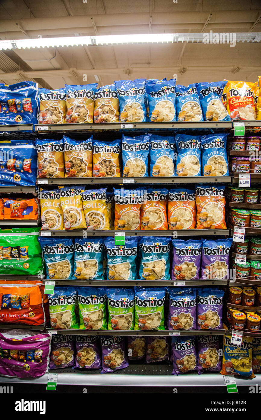 Una pantalla con bolsas de comida basura snacks a la venta en una ...
