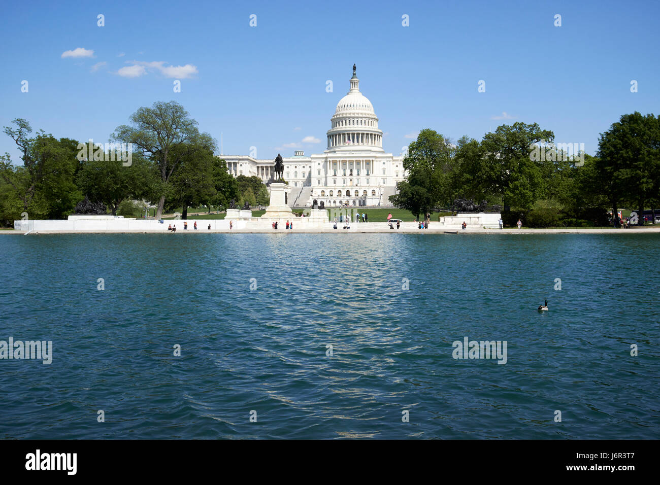 El edificio del Capitolio de los Estados Unidos y la piscina reflectante del Capitolio Washington DC, EE.UU. Foto de stock