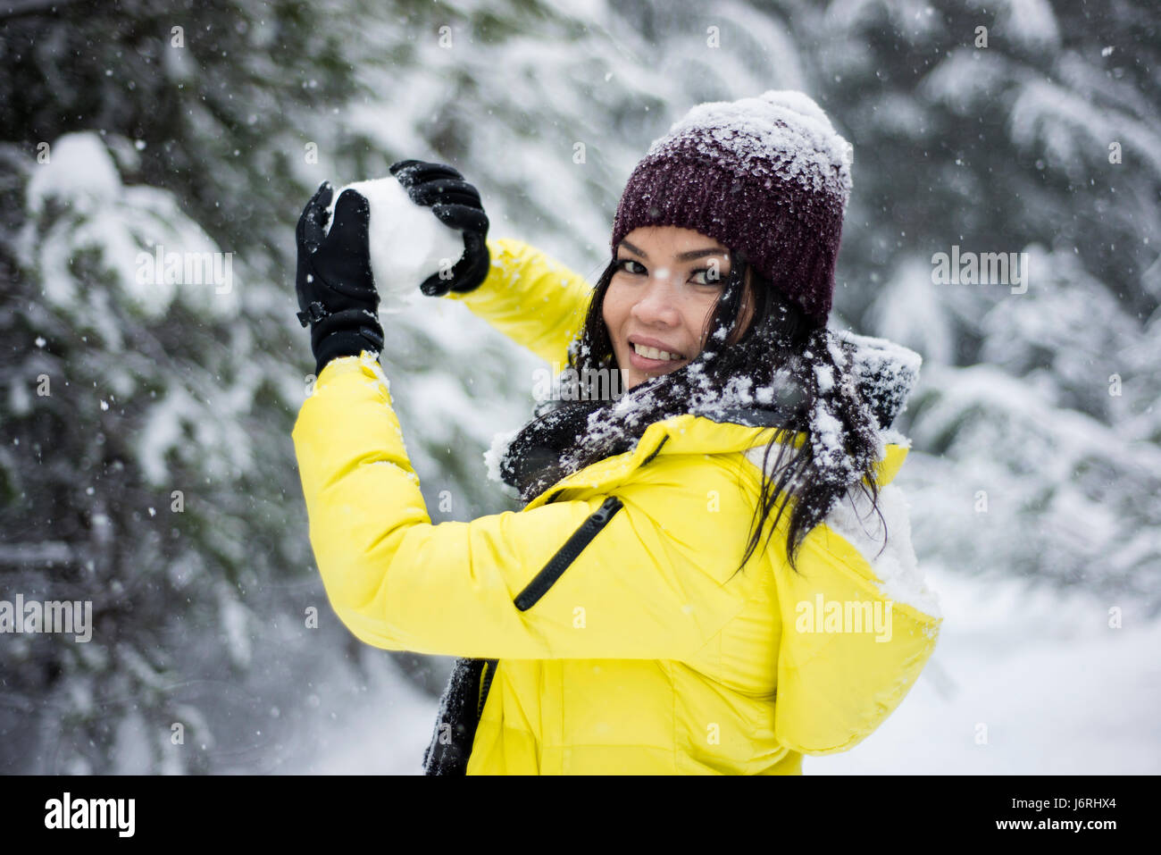 Divertirse jugando en la nieve de día en el lago Trillium, Gobierno campamento, Oregón Foto de stock