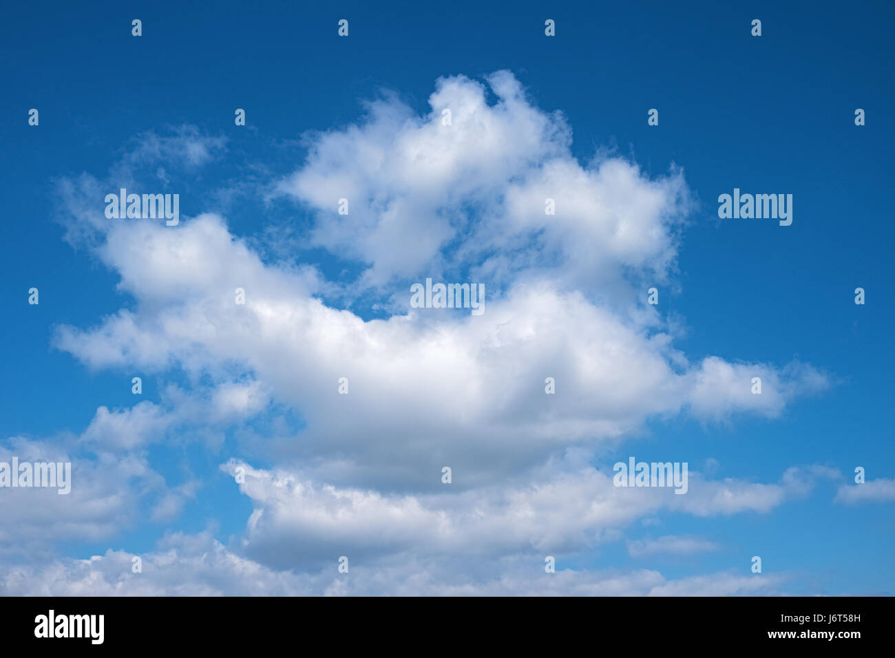 Bellas nubes blancas contra el fondo de cielo azul Foto de stock
