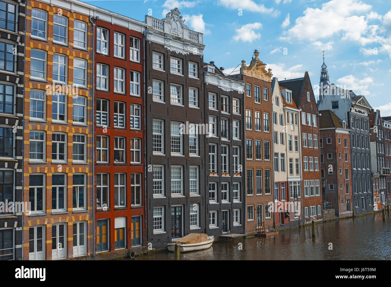 Antiguas casas tradicionales holandeses en el centro de Amsterdam, Países Bajos, Europa. Típica de los edificios históricos en canal en Amsterdam. Coloridas fachadas del holandés Foto de stock