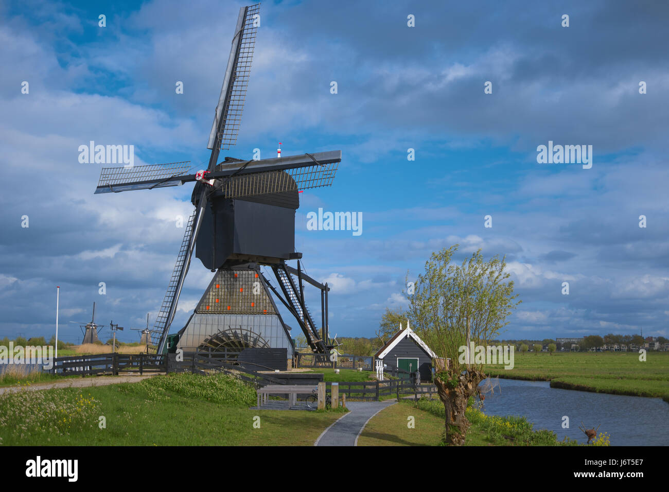 Los molinos de viento tradicionales holandeses y acequia, Kinderdijk, Benelux, Europa. Antiguo molino típico holandés, el paisaje. Hermoso paisaje rural. Fam Foto de stock
