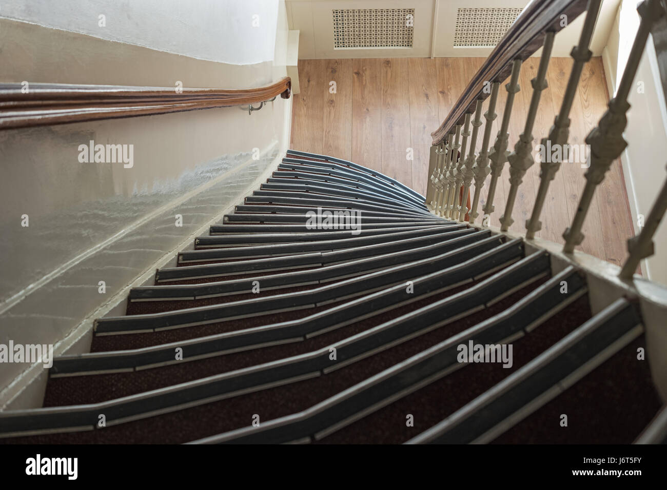 Escalera tradicional en la antigua casa de Amsterdam, Países Bajos, Europa. Estrechas escaleras en Holanda. Círculo espiral escalera en casa, arquitectura interior Foto de stock