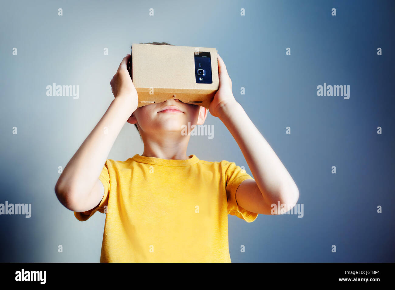 Niño chico con un nuevo casco de realidad virtual Foto de stock