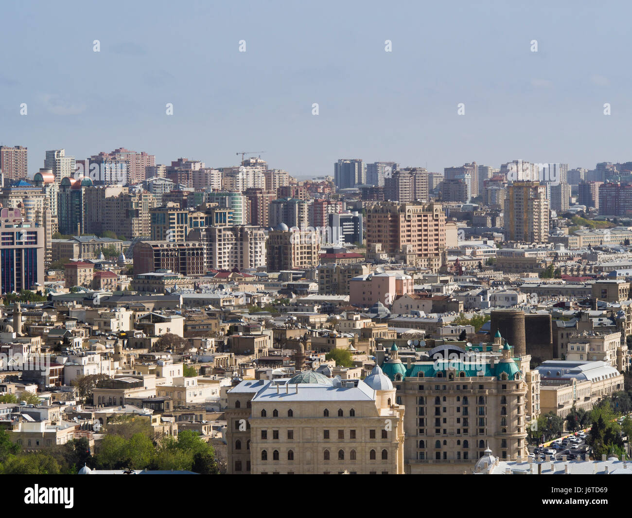 Bakú, la capital de Azerbaiyán, sobre la costa del mar Caspio, vista de la ciudad interior highrises y el casco antiguo de la ciudad, desde el parque Dagustu Foto de stock