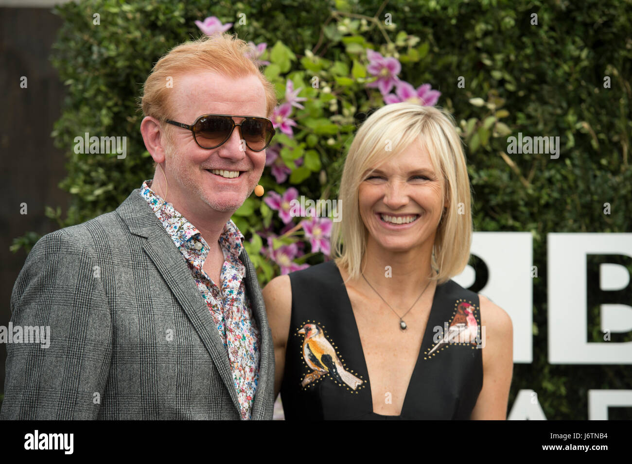 El Royal Hospital Chelsea, Londres, Reino Unido. 22 de mayo de 2017. El Pinnacle anual del calendario hortícola, el RHS Chelsea Flower Show, Preview Day con celebridades visitando. Foto: BBC presentadores Chris Evans y Jo Whiley en la BBC2 Feel Good Garden. Crédito: Malcolm Park editorial/Alamy Live News. Foto de stock