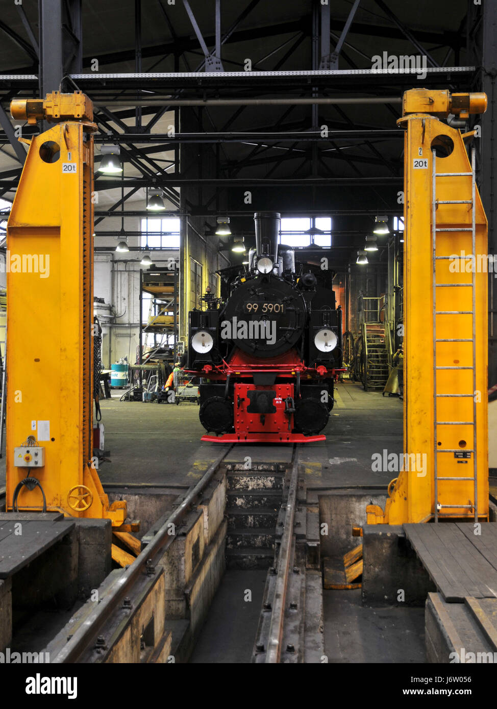 Taller de reparación de locomotoras de ferrocarril de plataforma rodante  tren motor vehículo Fotografía de stock - Alamy
