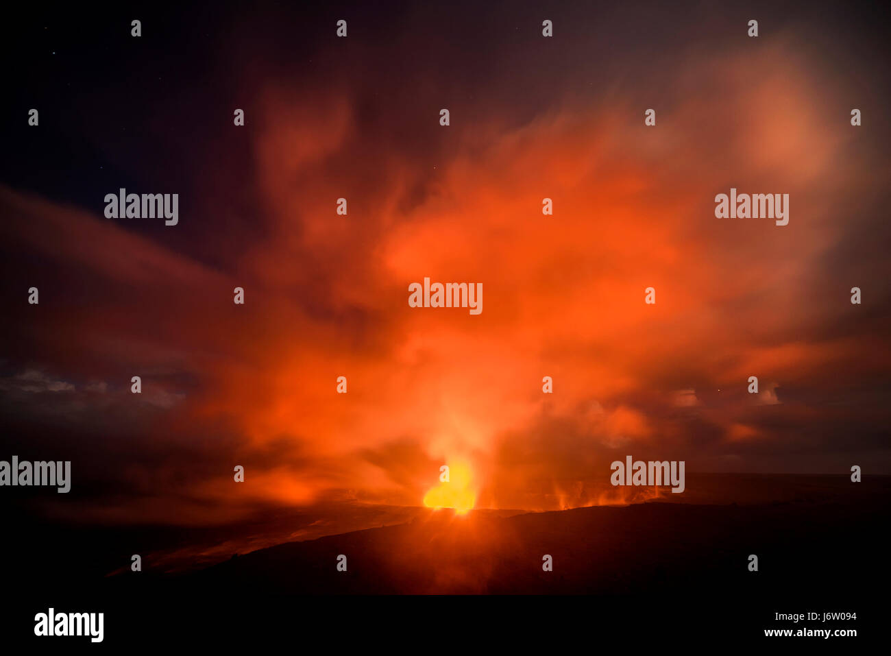 30 segundos de captura el lago de lava incandescente en la caldera del volcán Kilauea de Hawai como rebota luz apagada de la neblina a la deriva por el cielo. Foto de stock