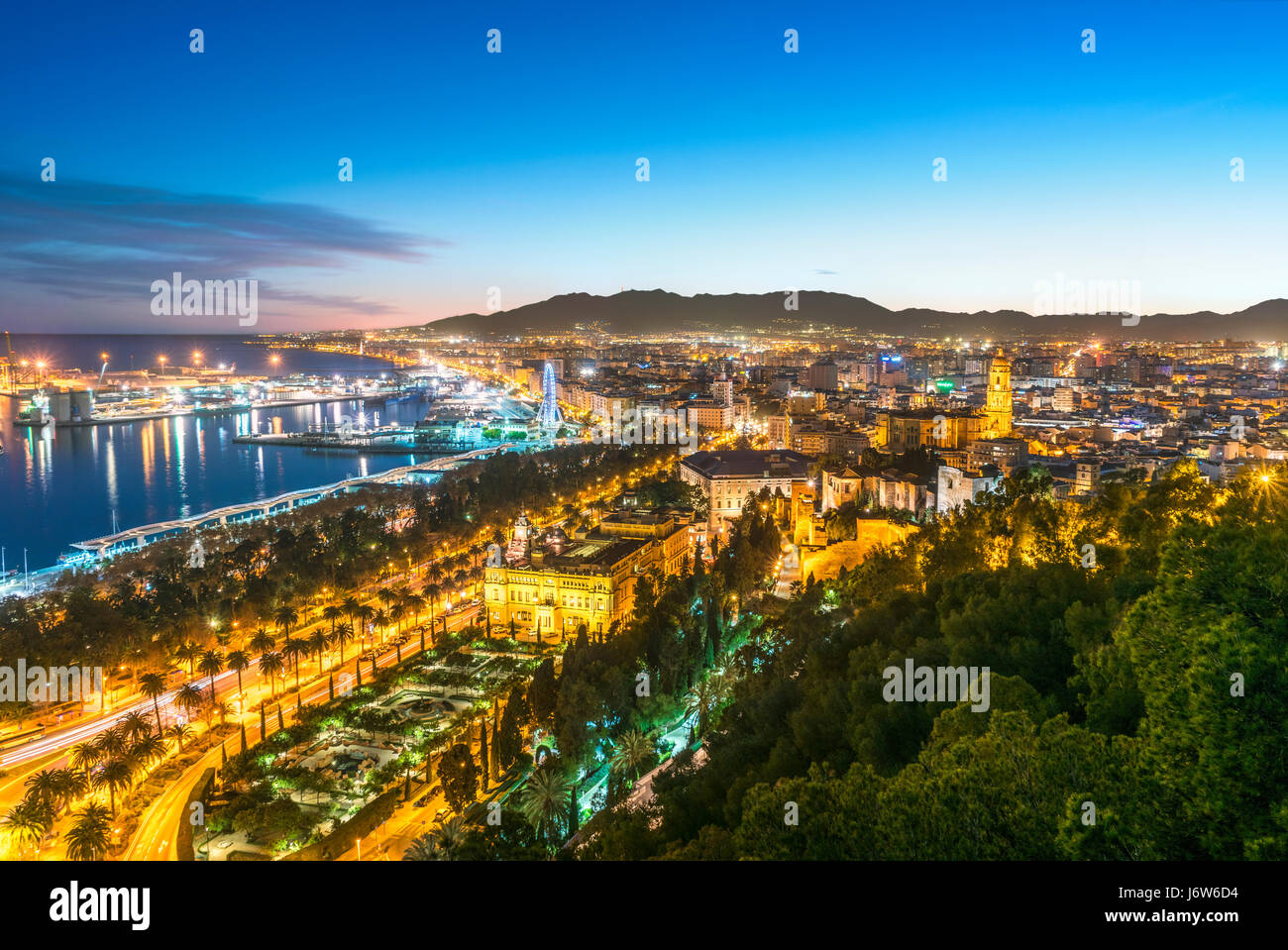 Málaga Ciudad Vieja Catedral y puerto puerto puerto Vista panorámica al atardecer ocaso atardecer noche Malaga. Vistas desde el Mirador de Gibralfaro. Foto de stock