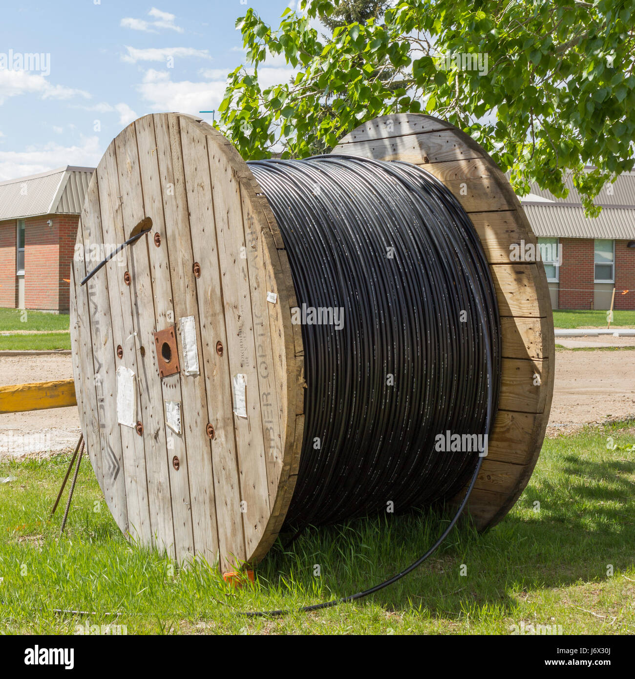 Un gran carrete de cable eléctrico. Foto de stock