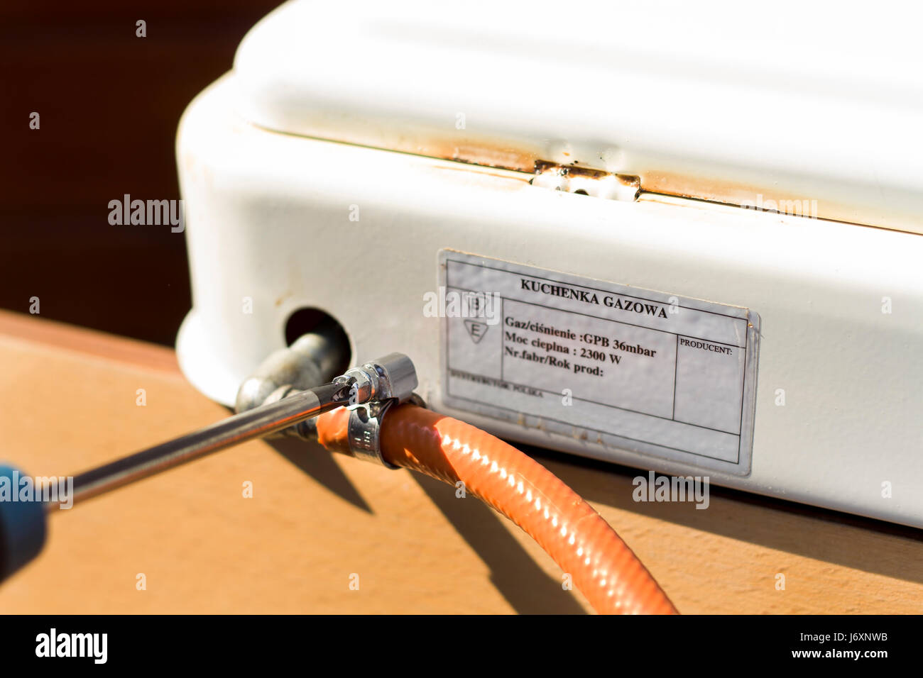 Instale el tubo flexible a la estufa de gas usando una banda de sujeción  Fotografía de stock - Alamy