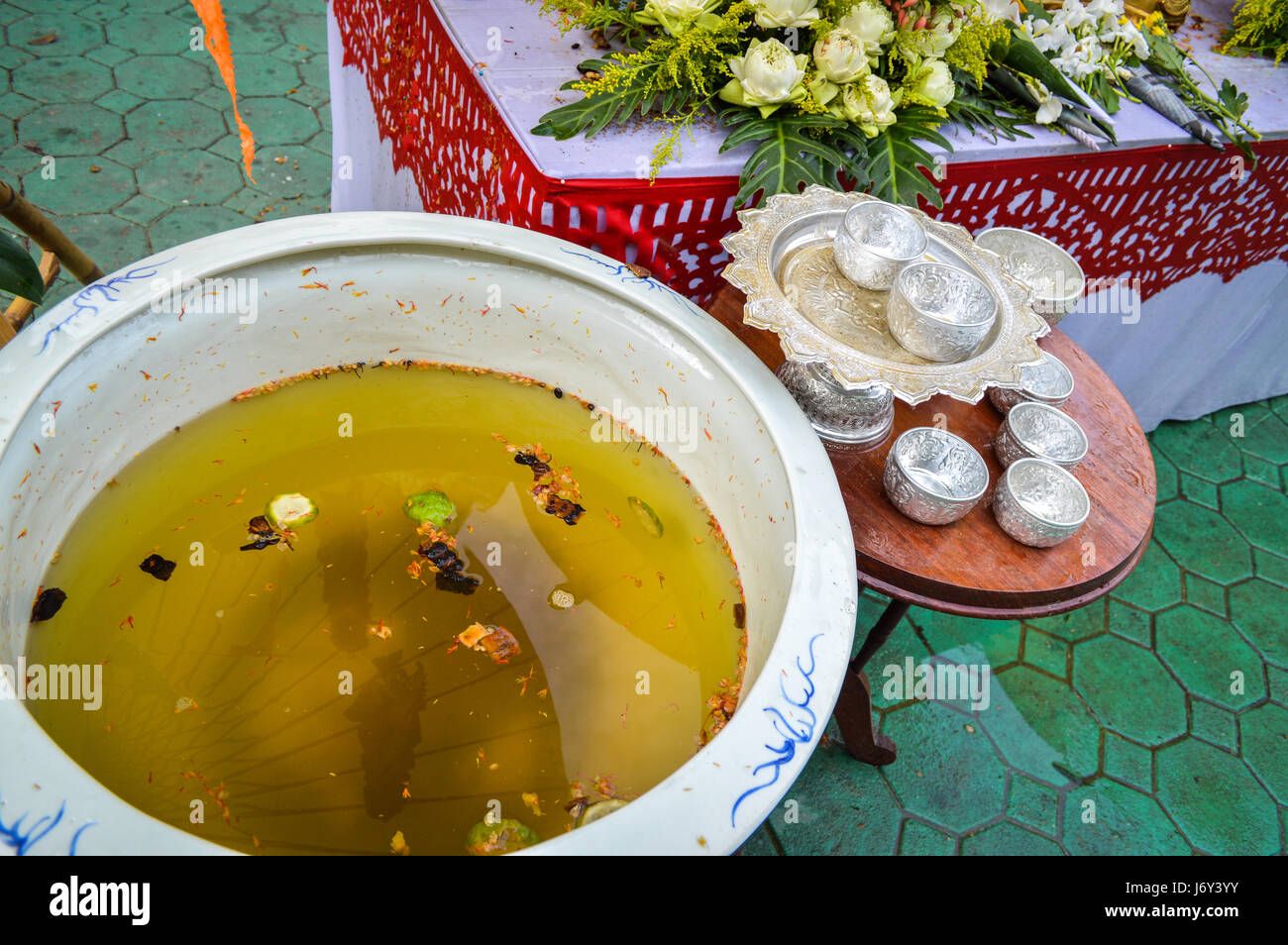 Chiang Rai, Tailandia - Abril 15, 2017 : Songkran es el festival de Año Nuevo Tailandés. Imagen del buda de verter agua. Foto de stock