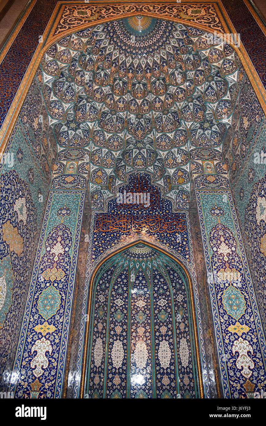 Omán Mascate el Mihrab o nicho orientado hacia la Meca en la Mezquita Sultan Qaboos Foto de stock