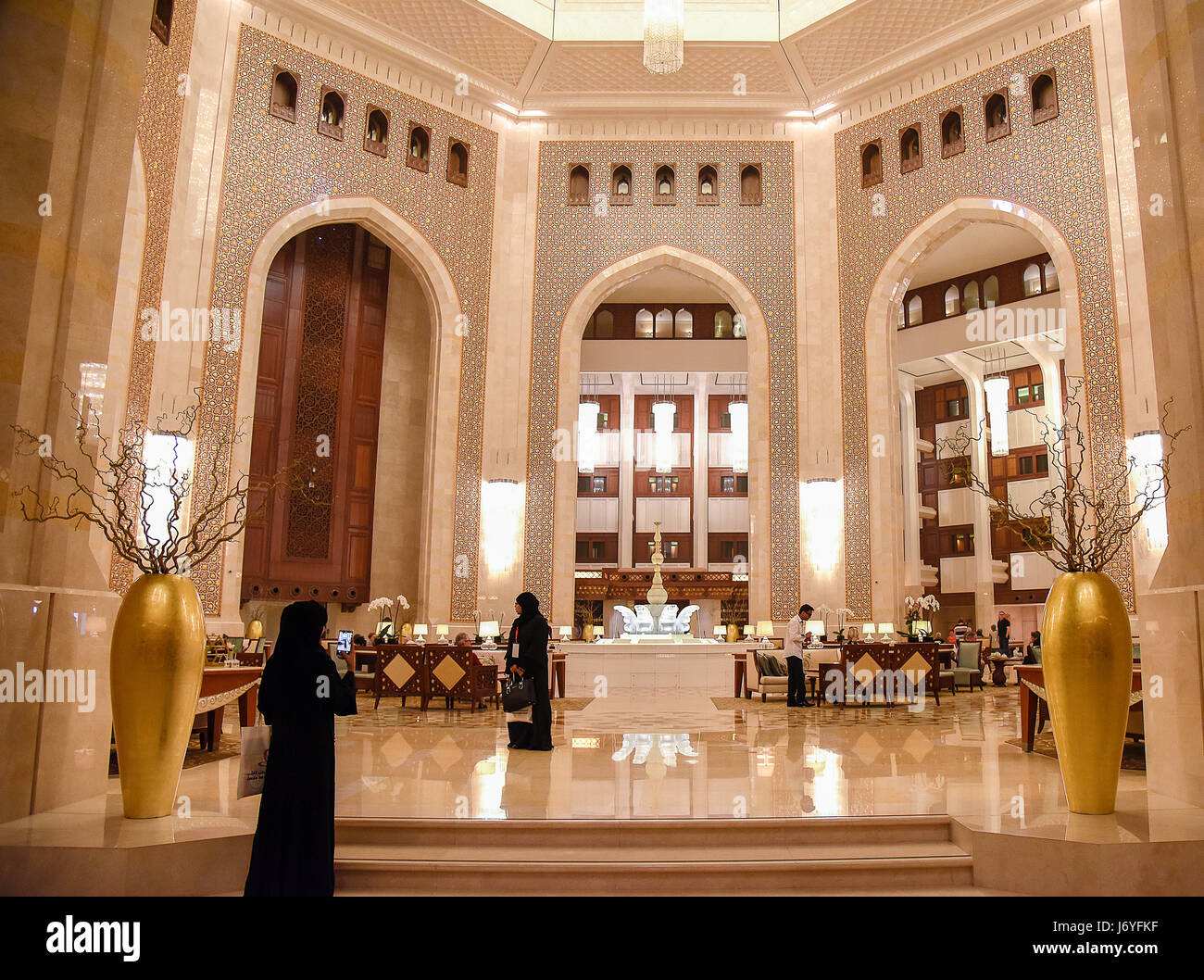 Oman Muscat hall de Al-Bustan Palace Hotel Foto de stock
