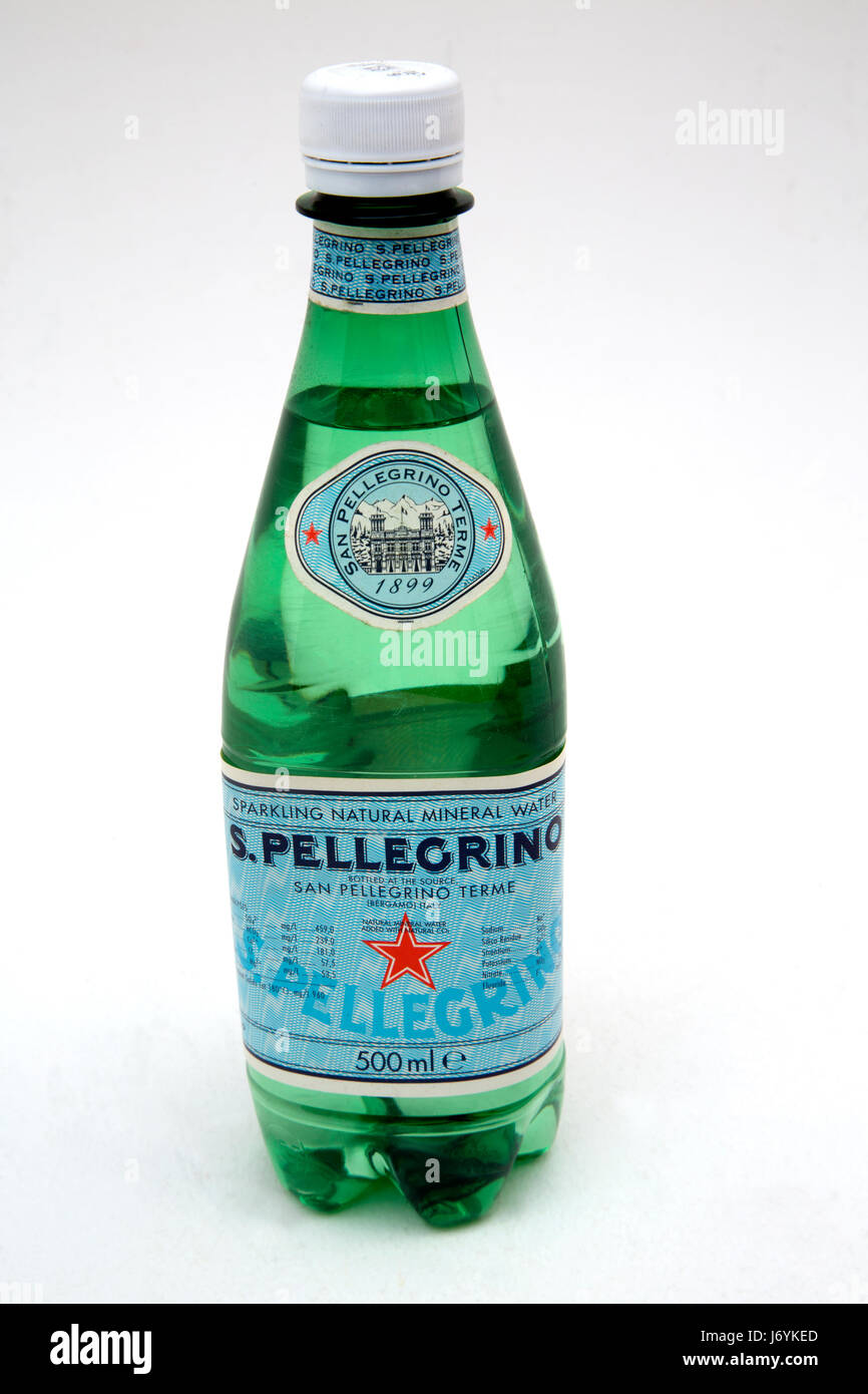 Botella de agua mineral San Pellegrino Foto de stock