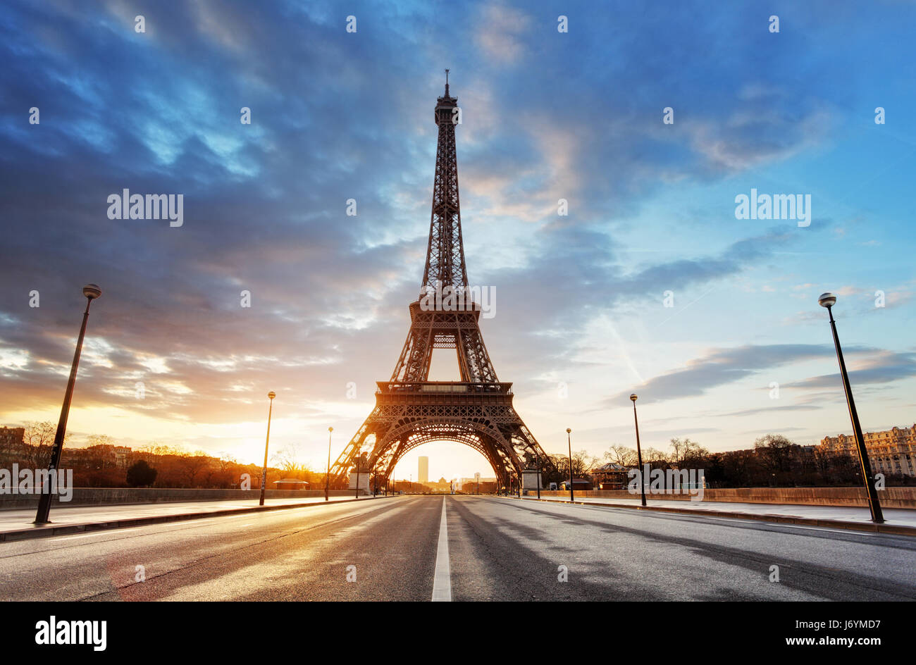 París, la torre Eiffel al amanecer Fotografía de stock Alamy