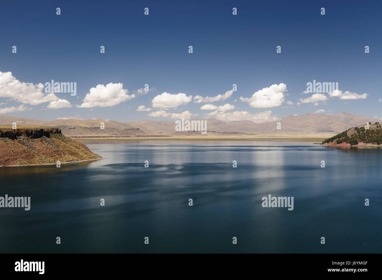 Laguna de Umayo que es el hogar de una gran variedad de plantas y aves acuáticas andinas, además de una pequeña isla con vicuñas ( amenazados, parientes silvestres de Ilamas). Foto de stock