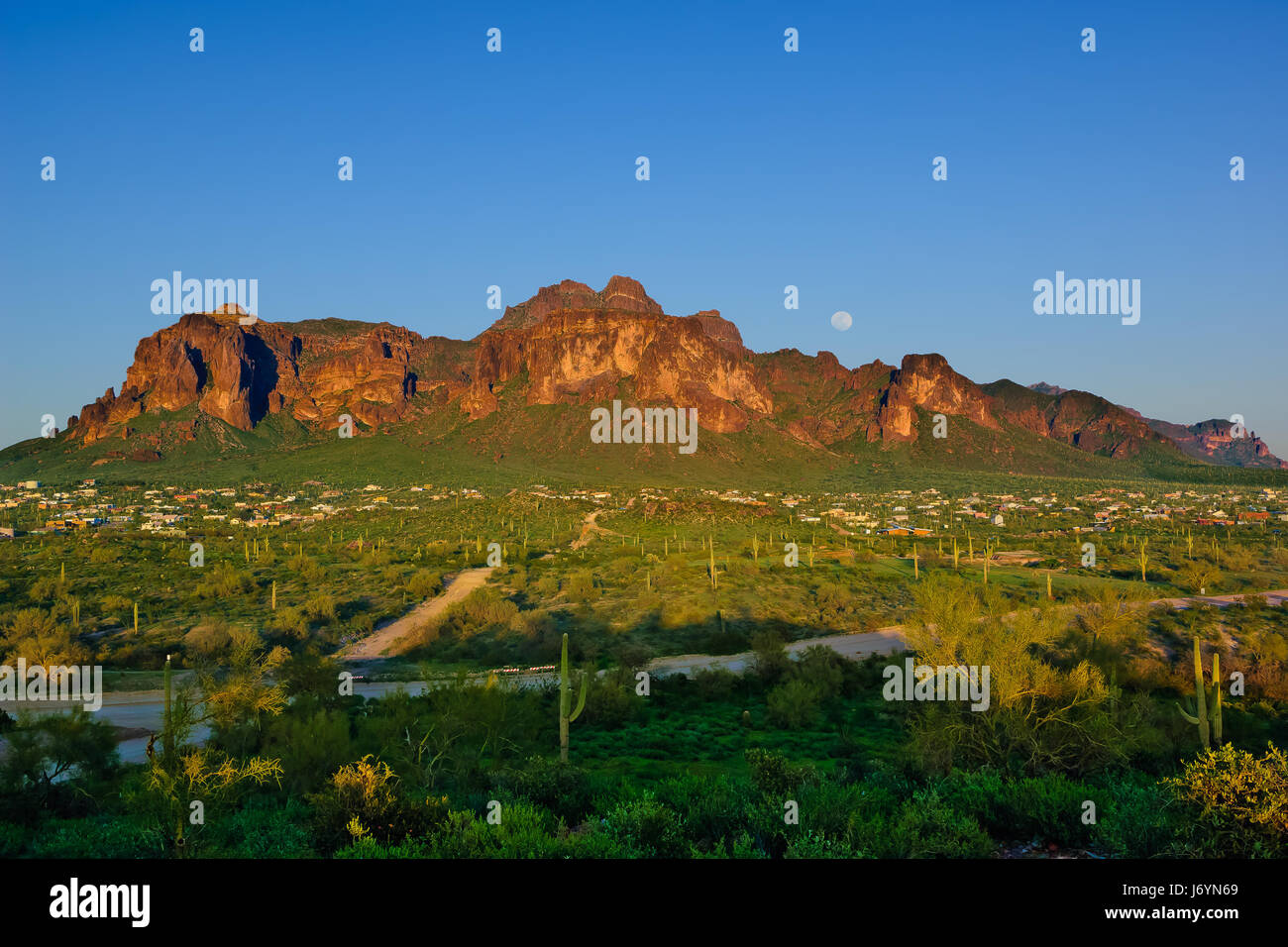 Apache Junction y Superstition Mountains, Arizona, Estados Unidos Foto de stock