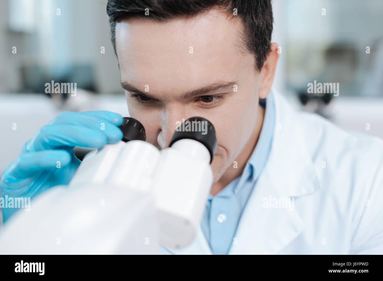 Cerca de aspecto amable científico que trabaja en el laboratorio Foto de stock