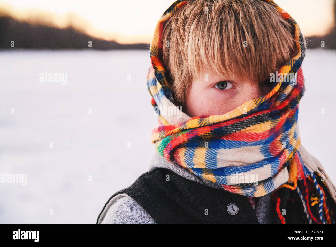 Chico con bufanda envuelto alrededor de su cabeza Fotografía de stock -  Alamy
