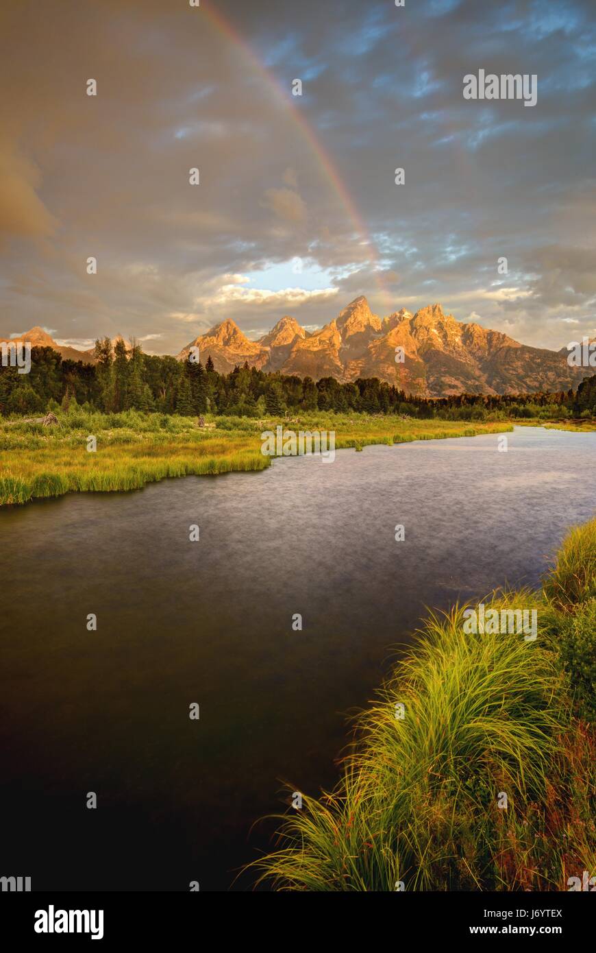 Arco iris sobre el Grand Tetons, Parque Nacional Grand Teton, Wyoming, Estados Unidos Foto de stock