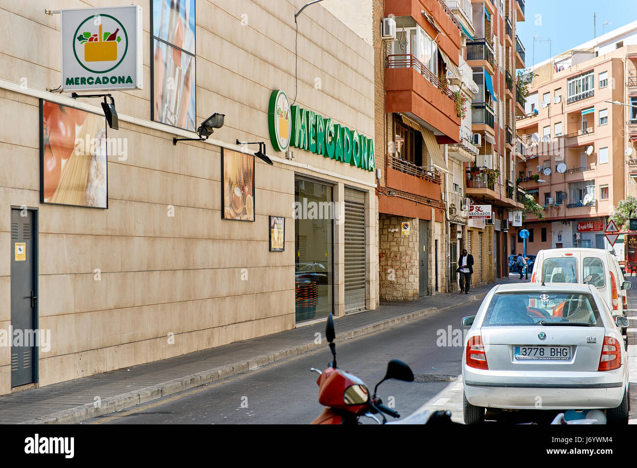 Alicante, España 17 de mayo de 2017 Fachada de Mercadona hipermercado. Mercadona es propiedad