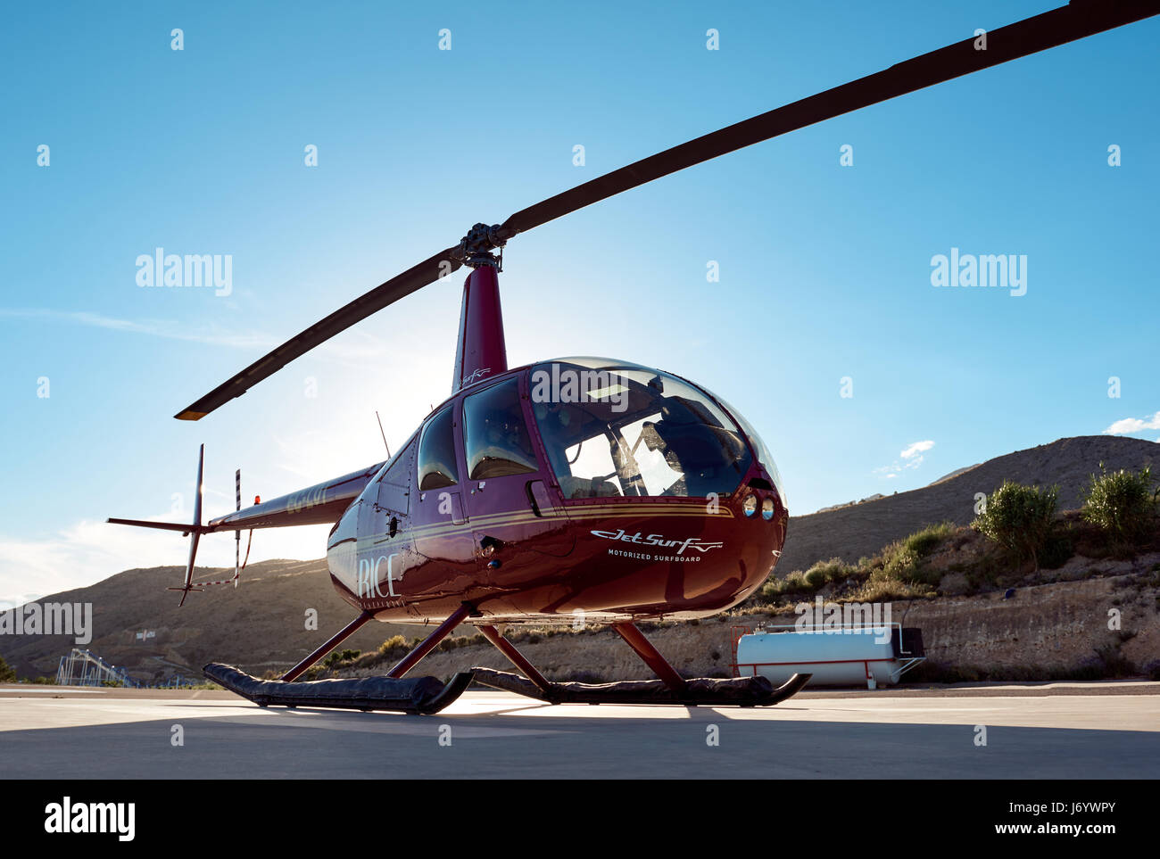 Benidorm, España - 13 de mayo de 2017: helicóptero sobre un campo de aterrizaje. Excursión en helicóptero de Benidorm, es una atracción turística de la Costa Blanca. Provincia de Alic Foto de stock