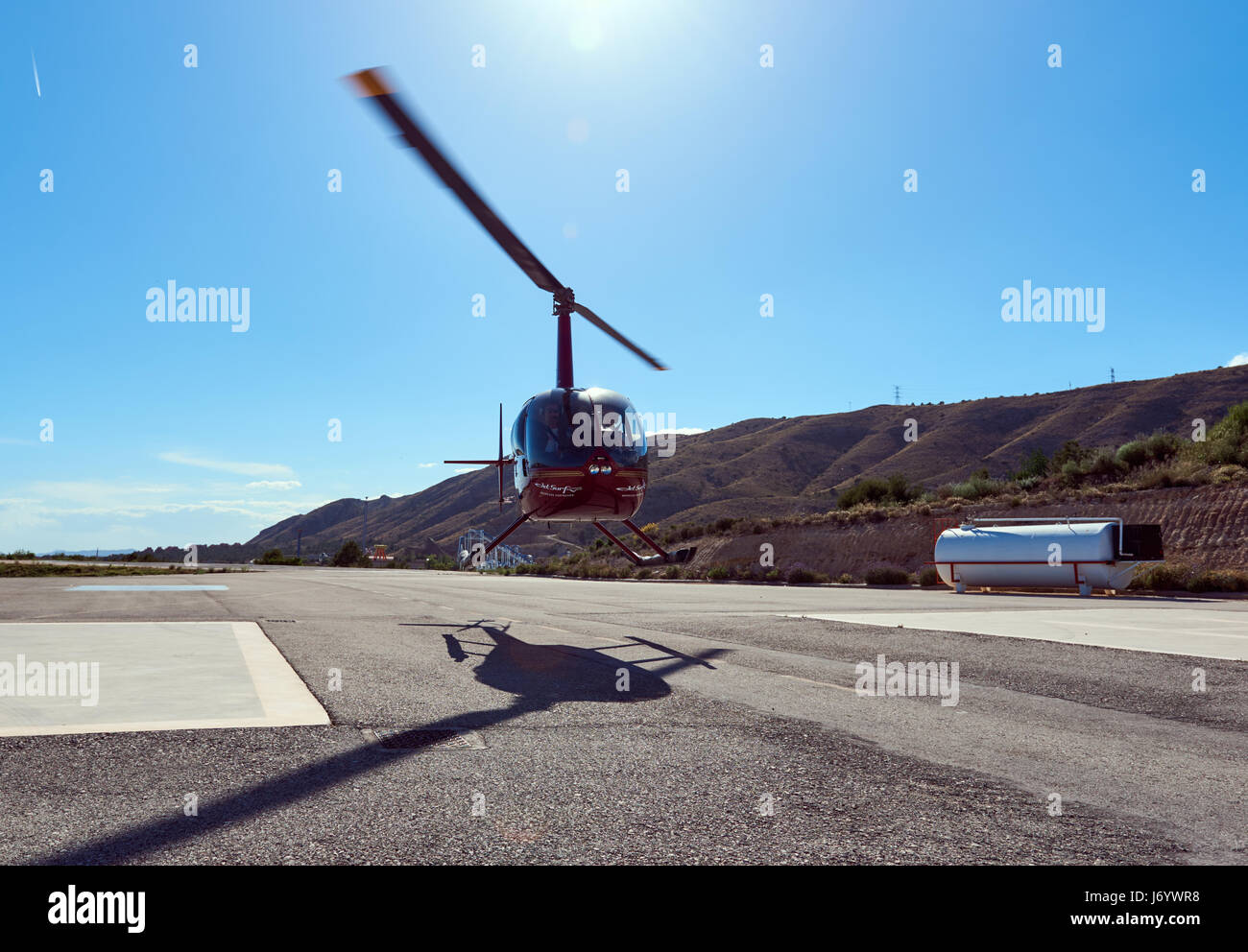 Benidorm, España - 13 de mayo de 2017: helicóptero volaba lejos. Excursión en helicóptero de Benidorm, es una atracción turística de la Costa Blanca. La provincia de Alicante. S Foto de stock